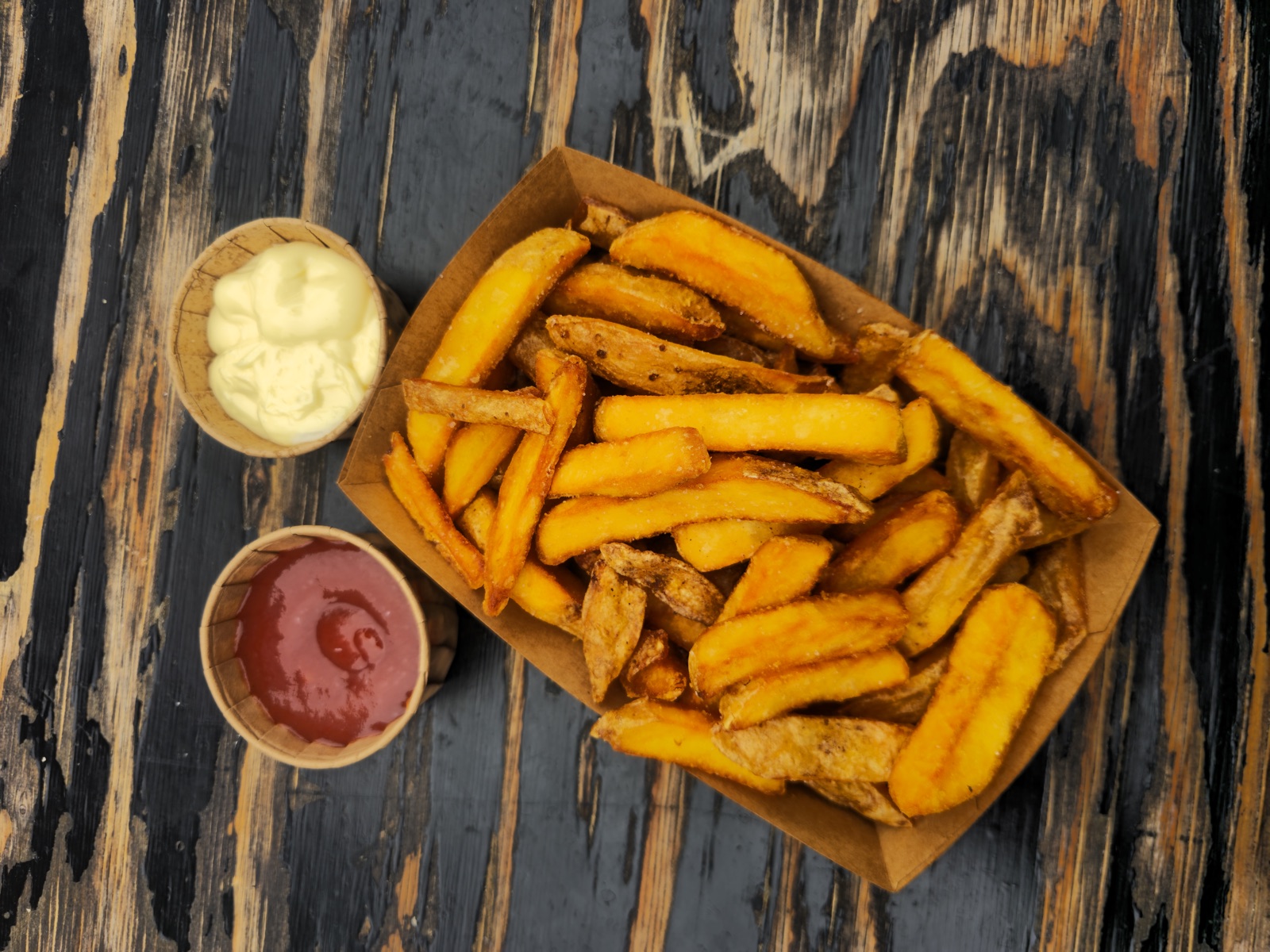 Gemischte Fries mit verschiedenen Dips in einer Cateringschale