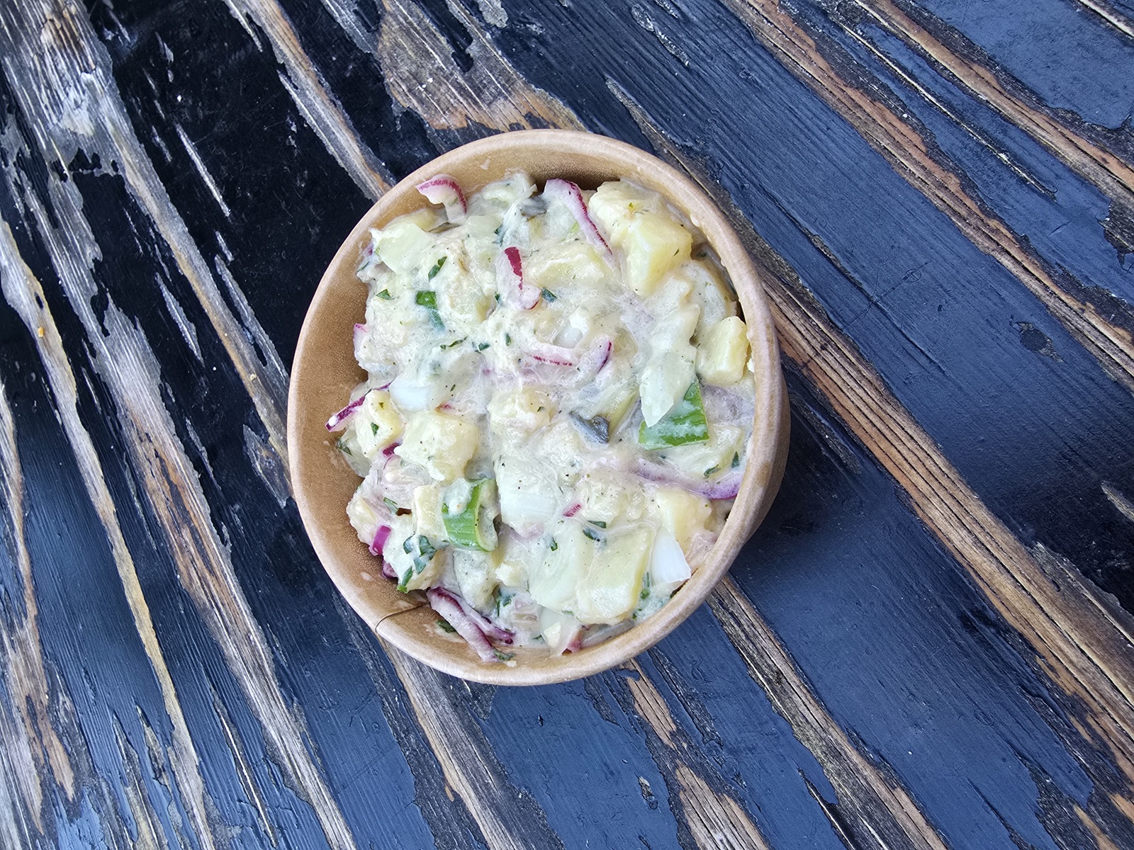 Kartoffelsalat in einer Cateringschale