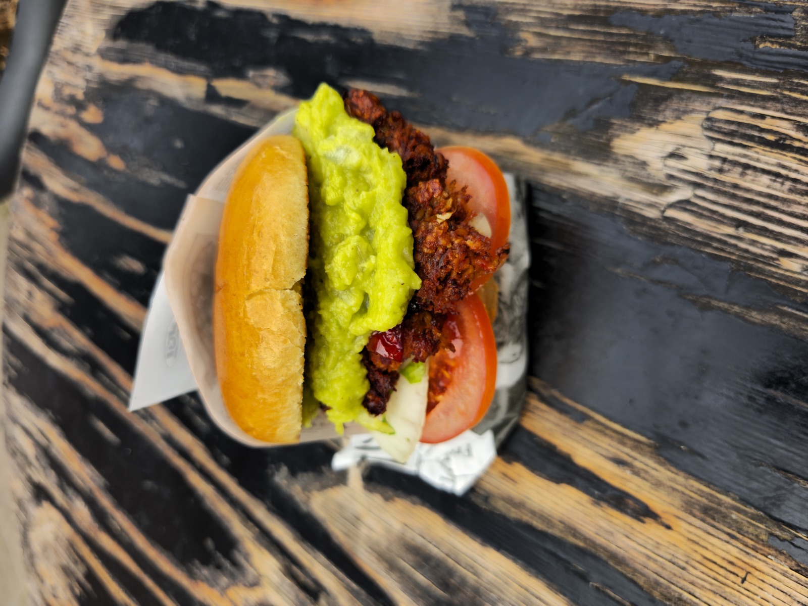 Vegetarischer Burger mit Guacamole als Catering-Beispiel